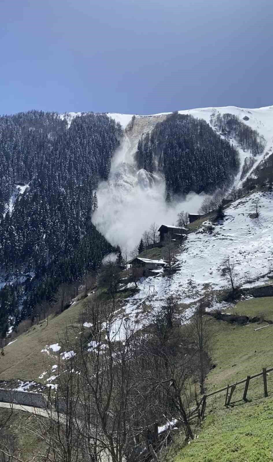 Trabzon'daki çığ anı cep telefonu kamerasına yansıdı
