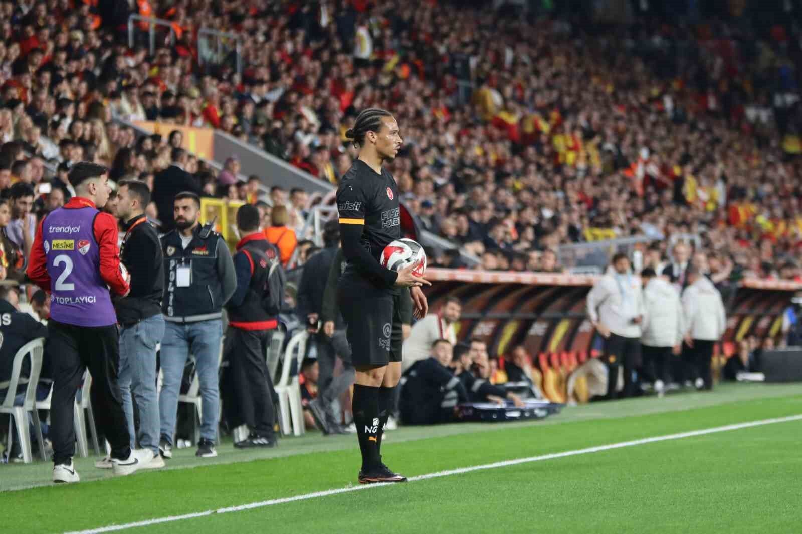 Trendyol Süper Lig: Göztepe: 0 - Galatasaray: 2 (İlk yarı)
