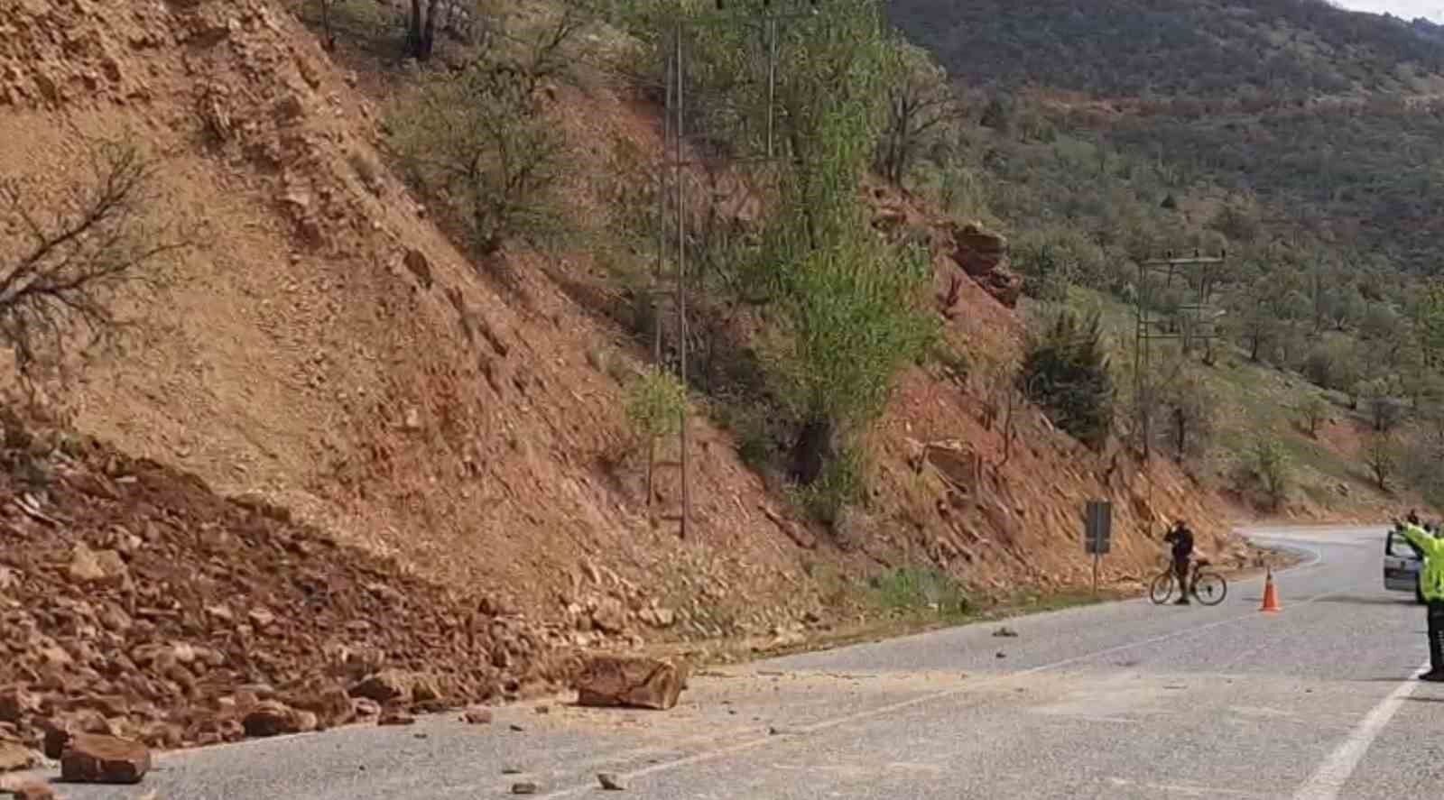 Tunceli'de yamaçtan kopan taş ve toprak kütlesi yola düştü