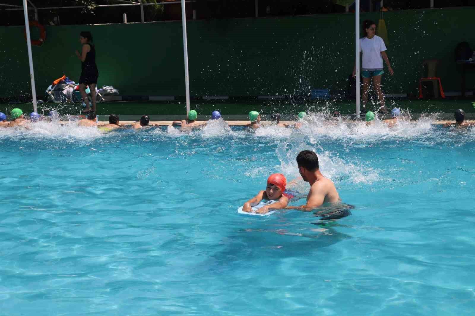 Turgutlu'da 2. dönem yüzme kayıtlarına yoğun ilgi