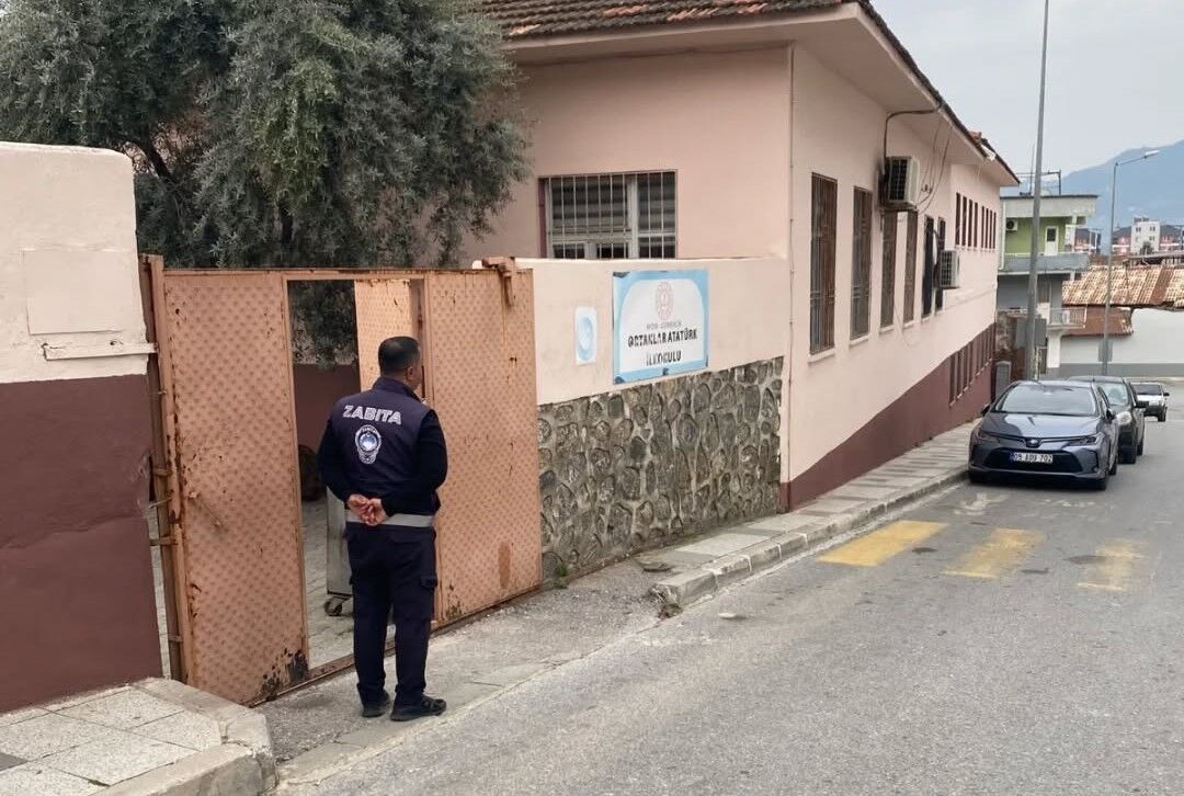 Türkiye'ye örnek olacak uygulama sürüyor: 'Zabıta ekiplerinin okul nöbeti'