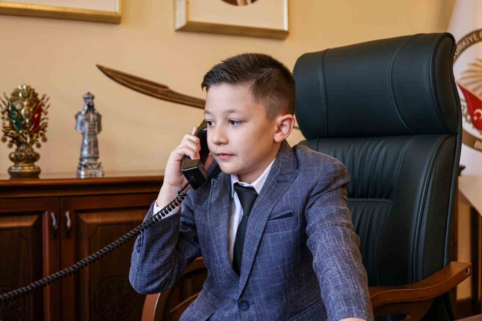 Vali Sözer, 23 Nisan'da makamını minik Yiğit'e devretti.