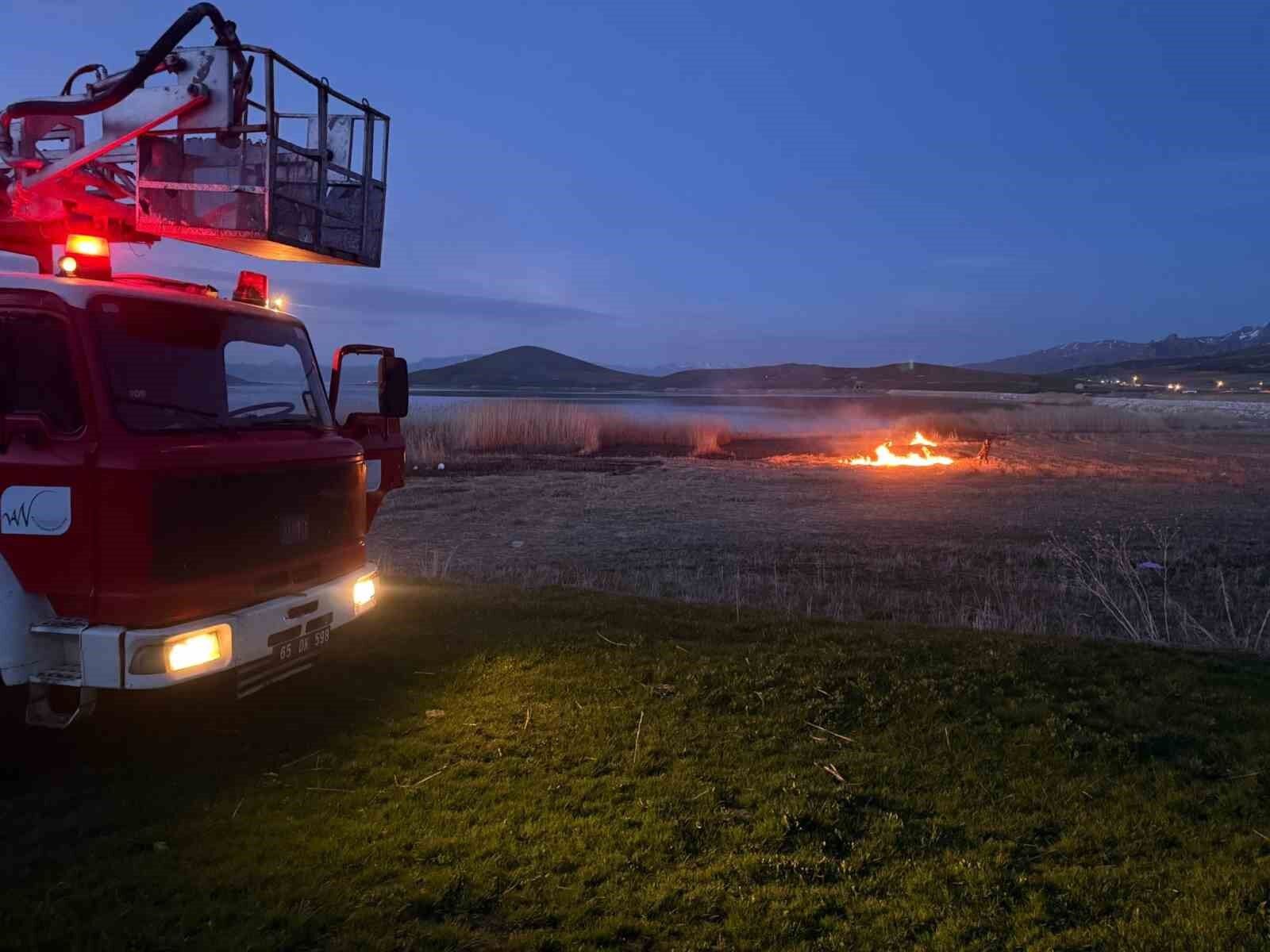 Van'da 2 farklı sazlık alanda yangın çıktı