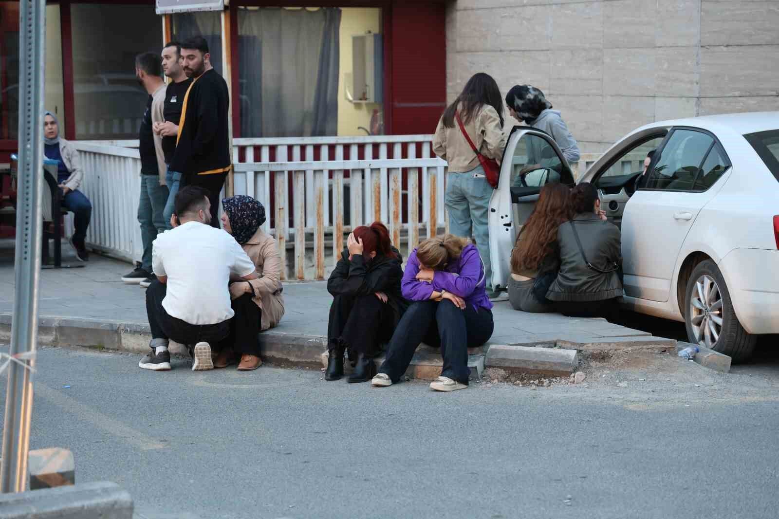 Yaralı öğrencilerin ailelerinin hastane önündeki bekleyişi sürüyor