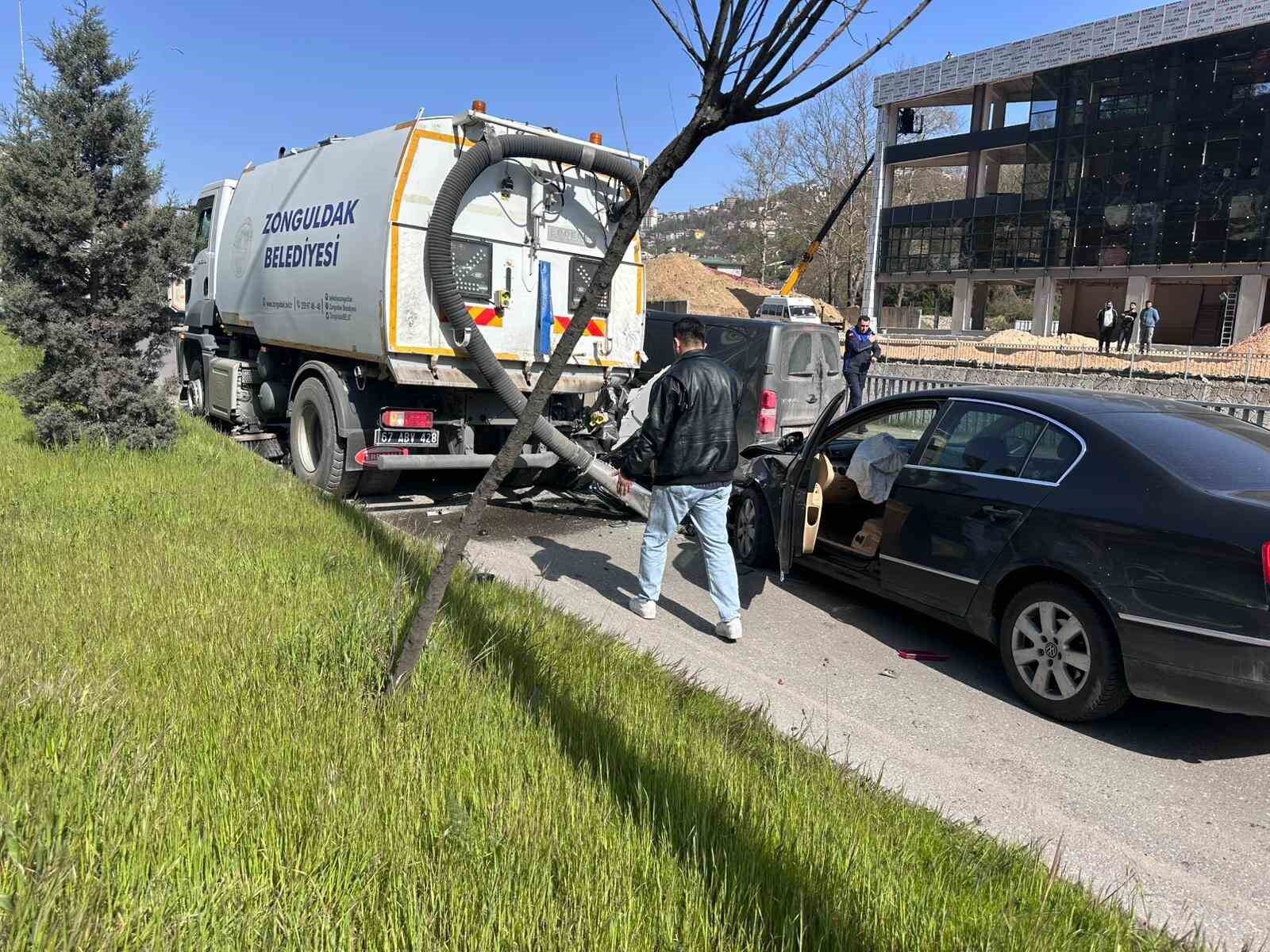 Zonguldak'ta belediye aracının karıştığı zincirleme kazada 4 kişi yaralandı