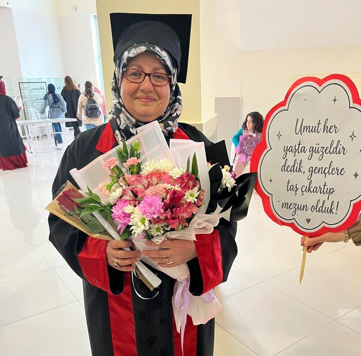 35 Yıl Sonra Eğitim Hayatına Döndü, Üniversite Mezuniyetinin Sevincini Yaşadı (1)