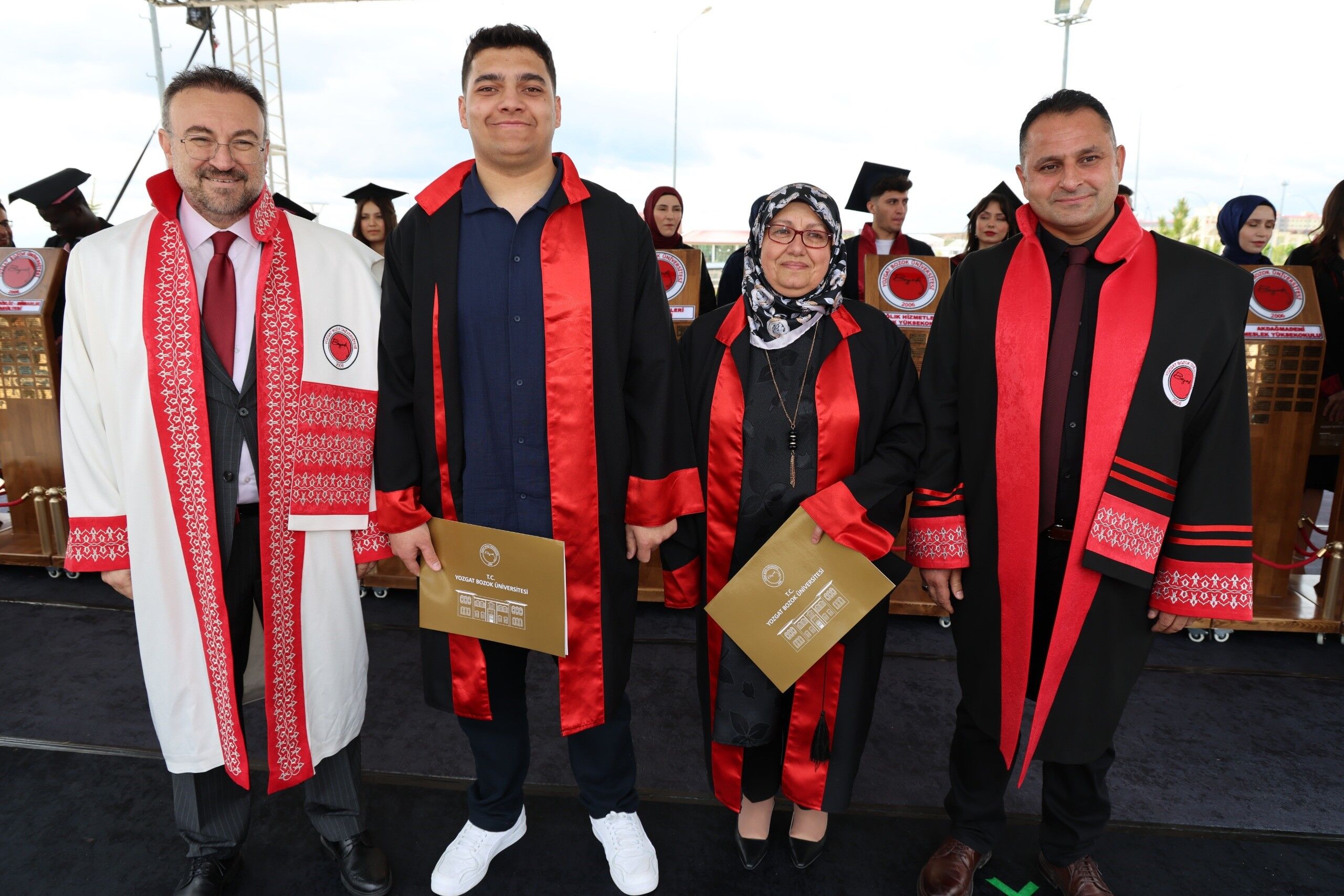 35 Yıl Sonra Eğitim Hayatına Döndü, Üniversite Mezuniyetinin Sevincini Yaşadı (2)