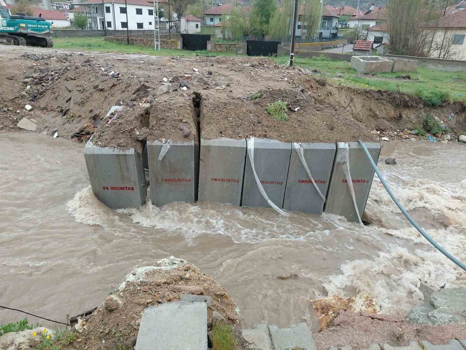 Yoğun yağışlardan sonra ikinci köprü de yıkıldı