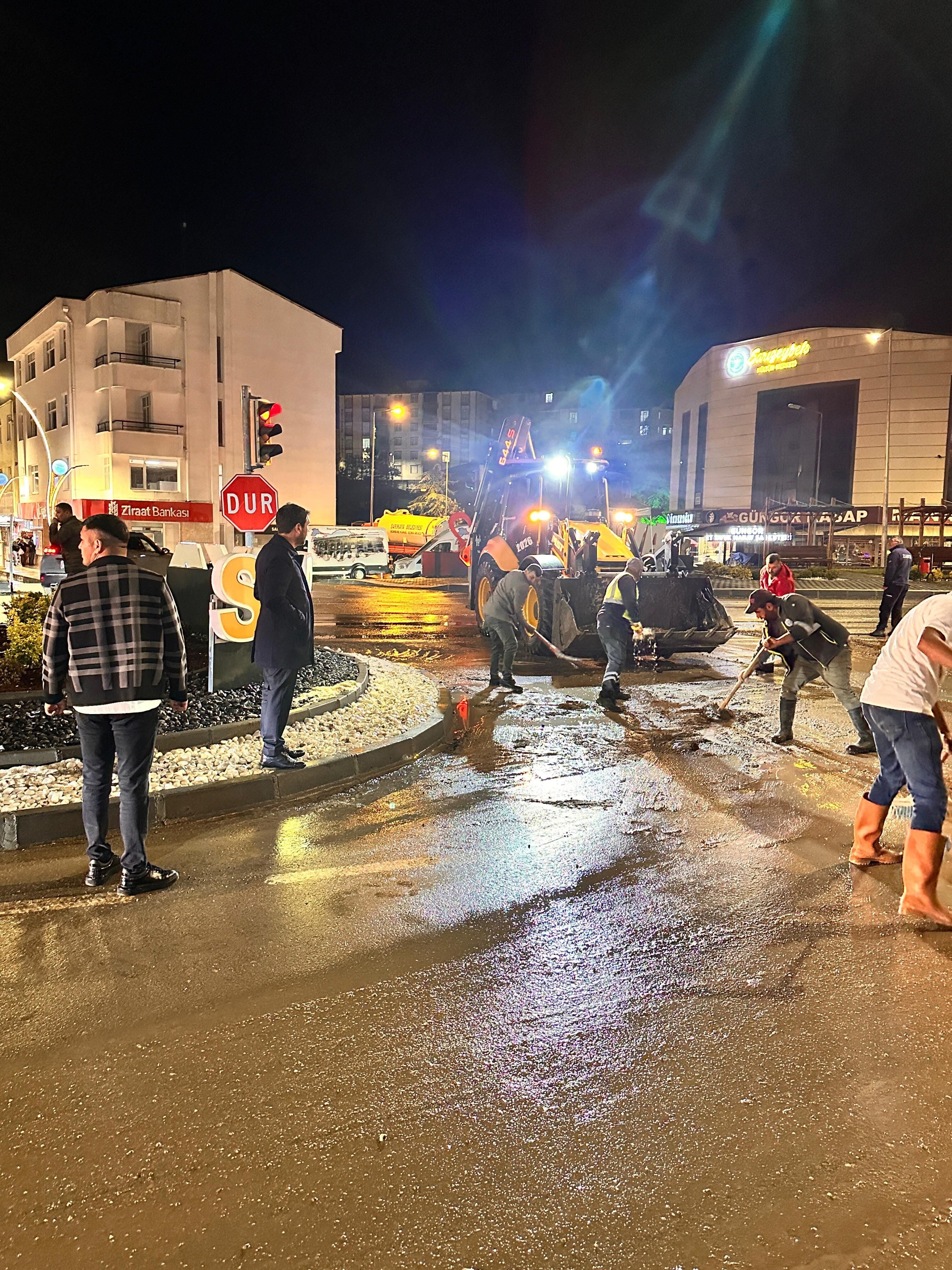 Sarıkaya'da Sağanak Alarmı Belediye Ekipleri Geceyi Sahada Geçirdi