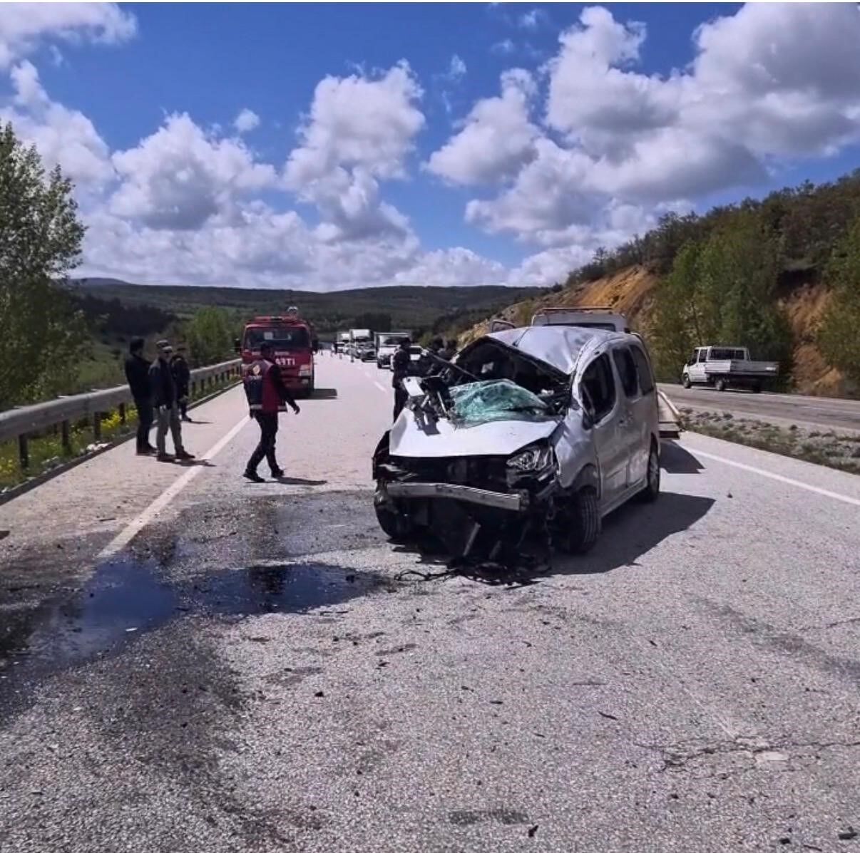 Yozgat'ta Bariyerlere Çarpan Hafif Ticari Araçtaki 6 Kişi Yaralandı