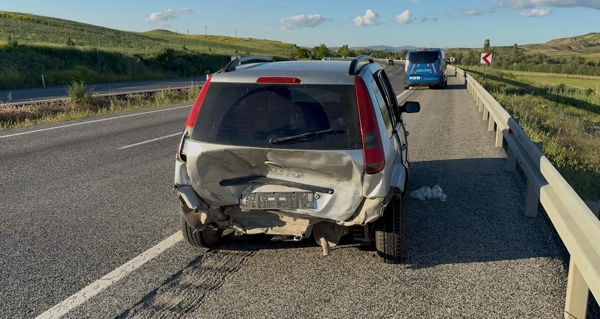 Yozgat'ta Iki Otomobil Çarpıştı 8 Kişi Yaralandı (2)