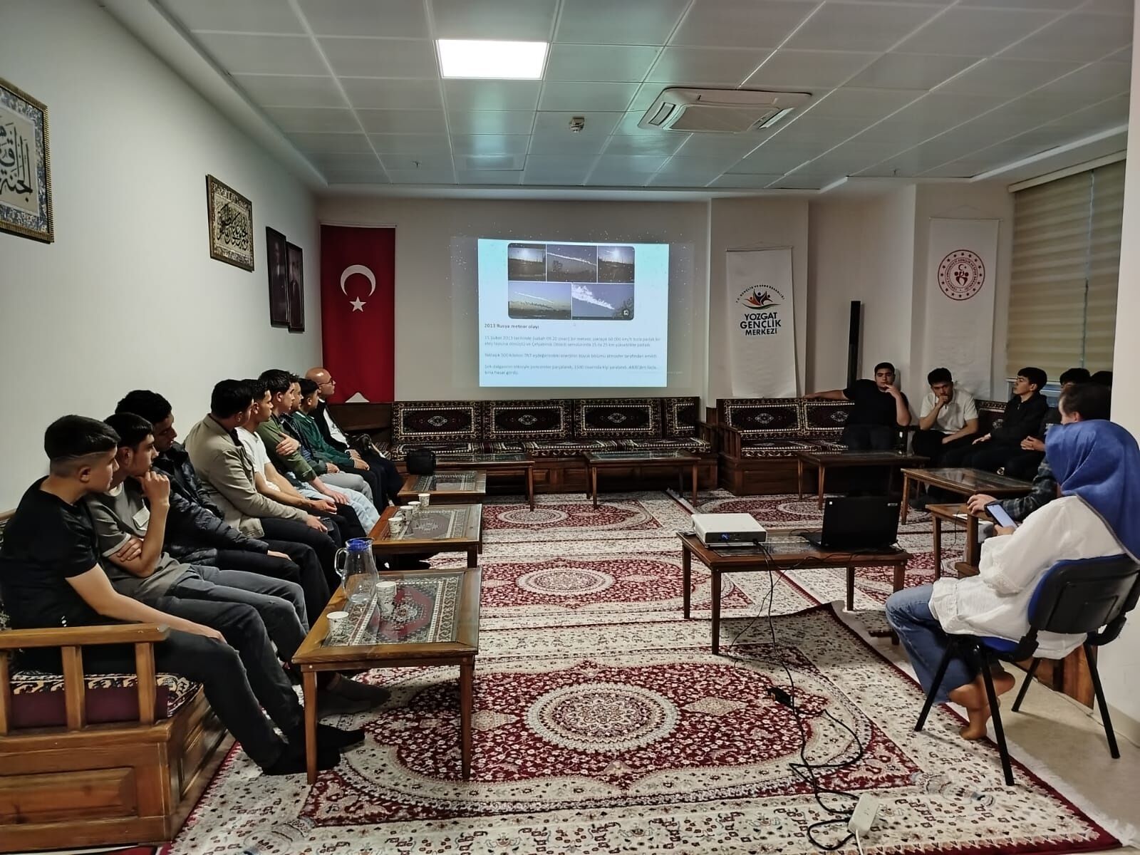 Yozgat'ta Liseli Gençlere Gökyüzünü Anlatan Gece Meteorlar Masaya Yatırıldı