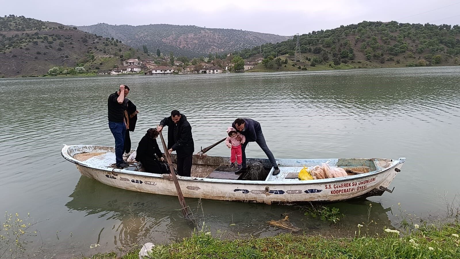 Yozgat’ta Yolu Sular Altında Kaln Köye Kayıkla Ulaştılar (2)