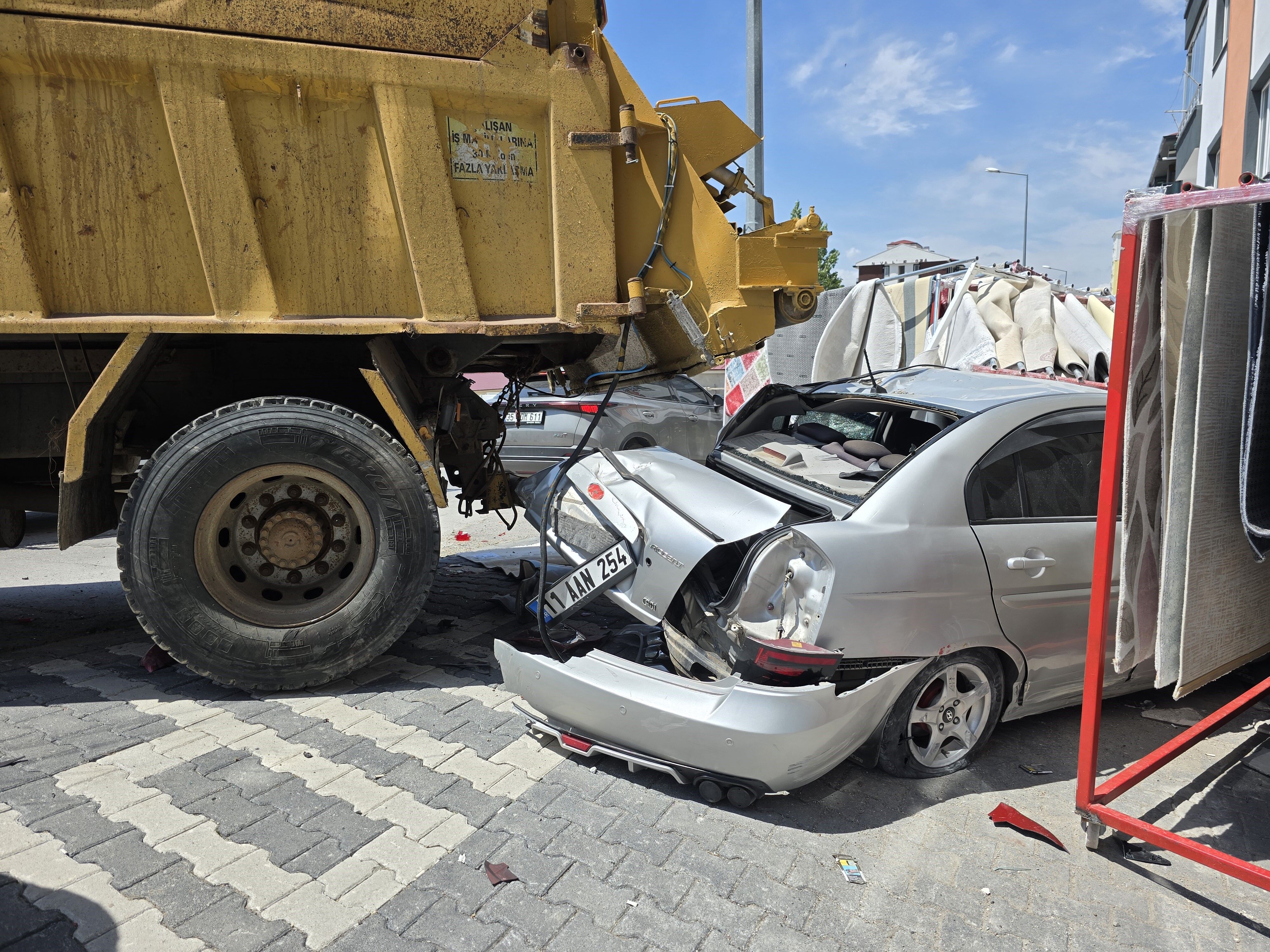 Freni Tutmayan Kamyon 4 Araca Çarparak Durdu