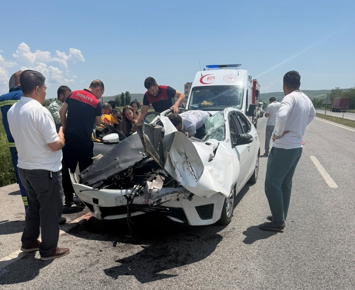 Hızlı Tren Kavşağı'nda Kaza 2 Yaralı (2)