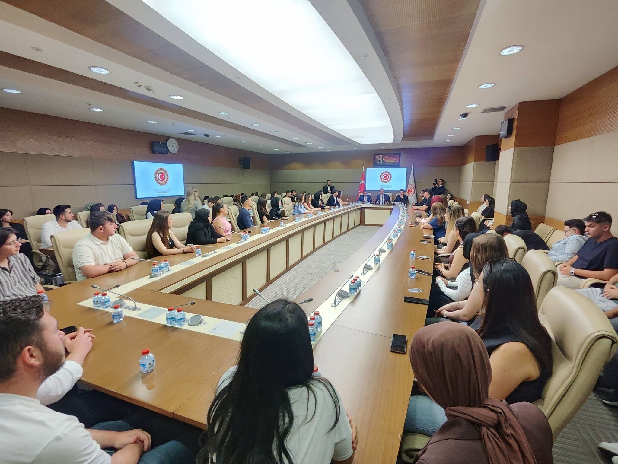 Yozgat'ın Gençleri Gazi Meclis'te Milletvekili Akgül Bozok Öğrencilerini Tbmm'de Ağırladı (2)