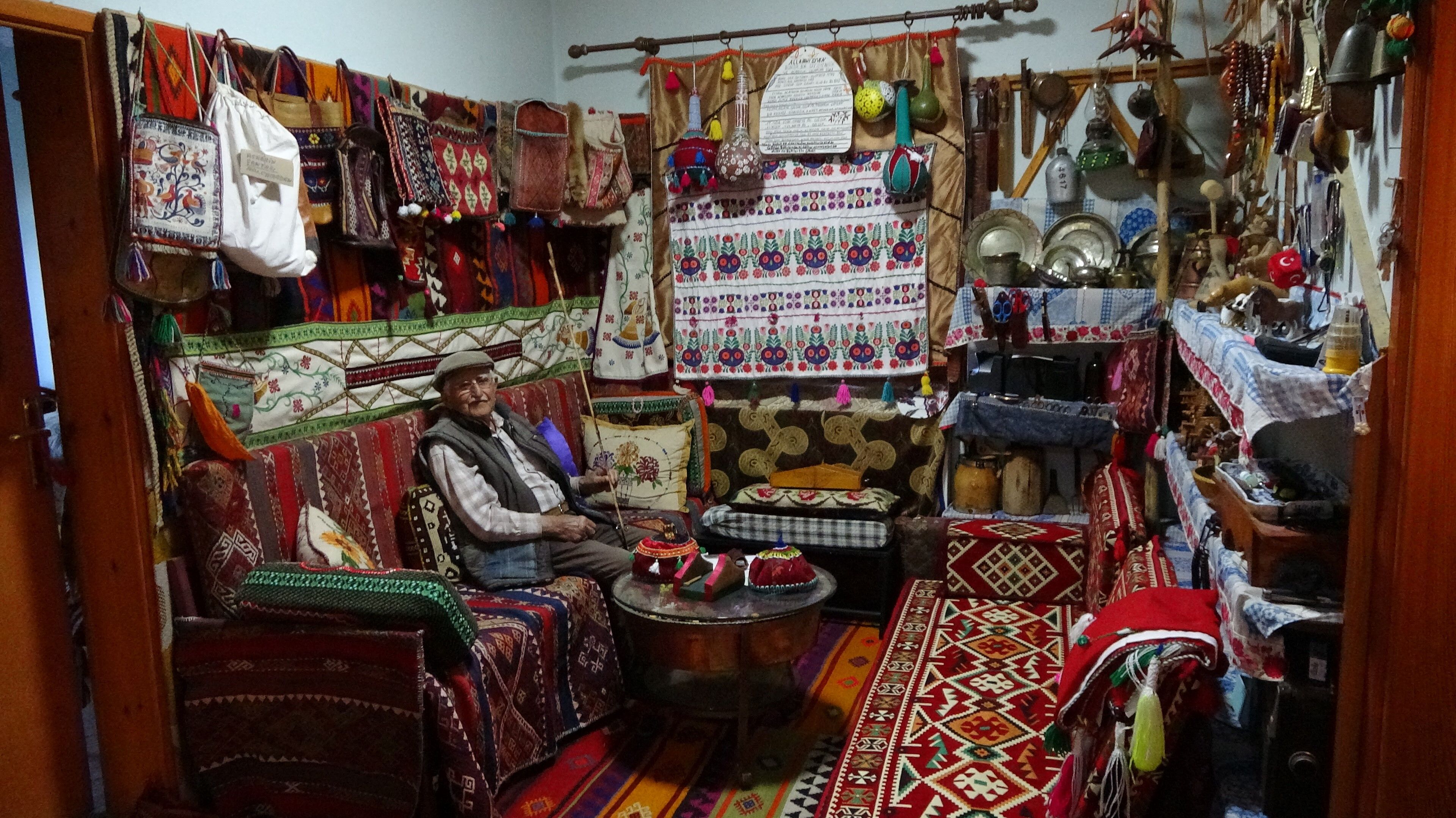 Yozgat'ta El Becerisi Ve Antika Eşyaları Hatıralarla Süsleyip Evinde Ziyaretçilerini Ağırlıyor (2)