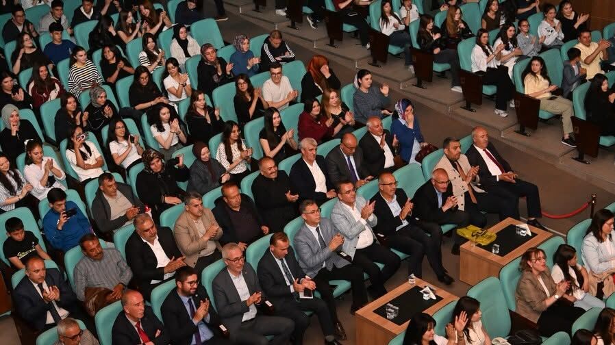 Yozgat'ta Sahne Coşkusu Kökten Gelen Ses Büyük Kongre Salonunu Doldurdu (2)