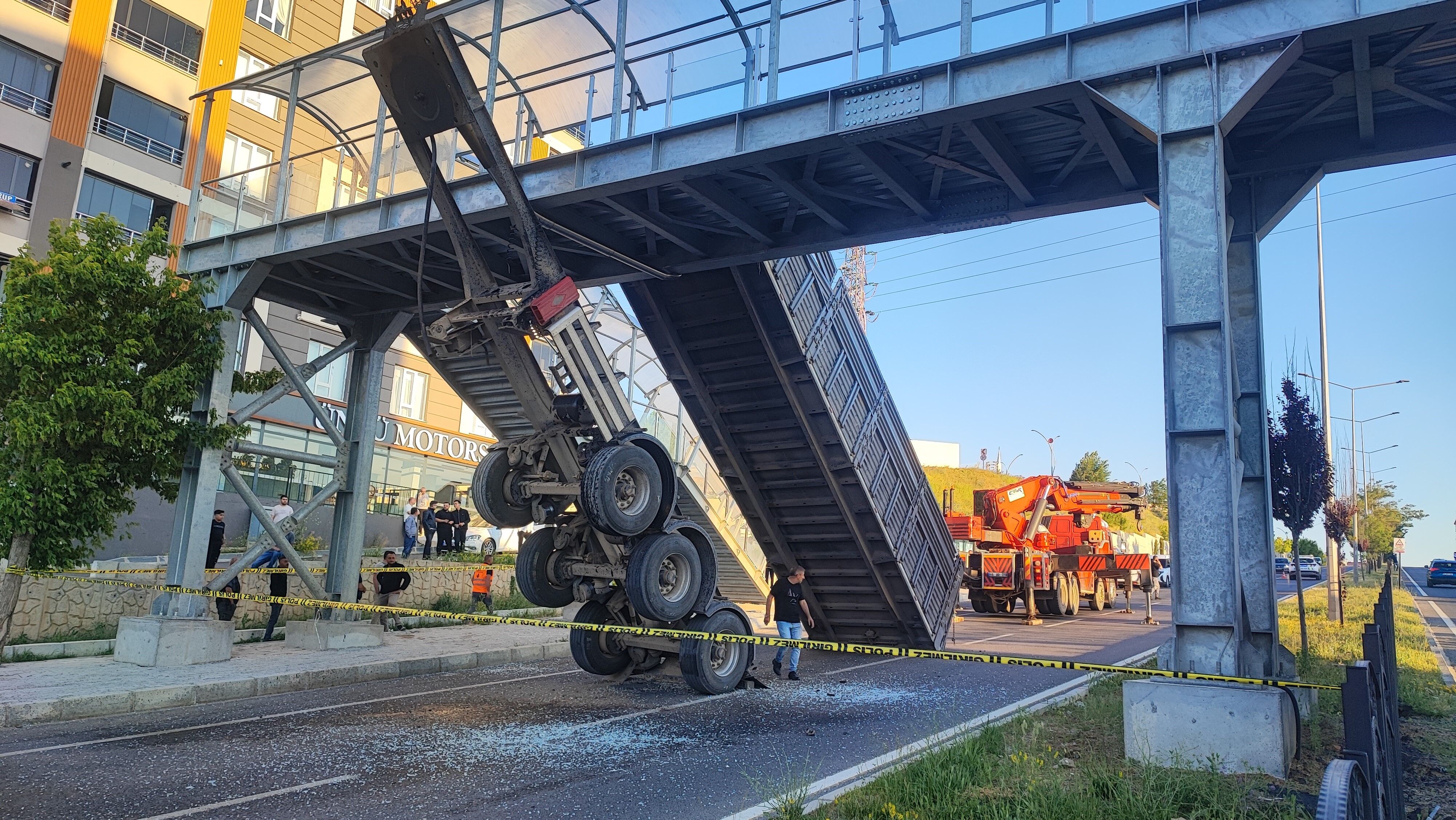 Yozgat'ta Tırın Dorsesi Üst Geçide Takıldı