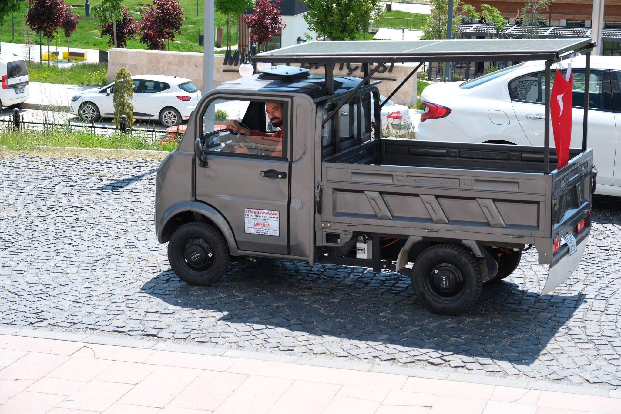 Yozgat'ta Yerli Elektrikli Araç Valiye Tanıtıldı (2)