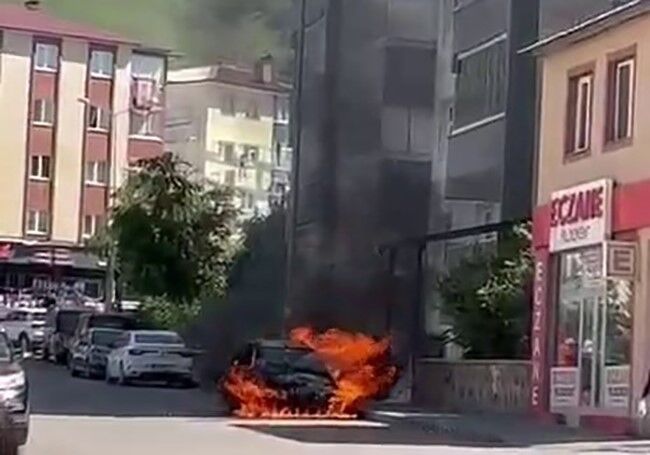 Erzurum'da otomobil alev topuna döndü
