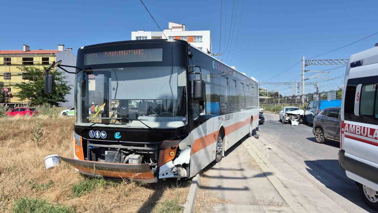 Eskişehir'de 2 belediye aracının çarptığı otomobildeki 2 kişi yaralandı