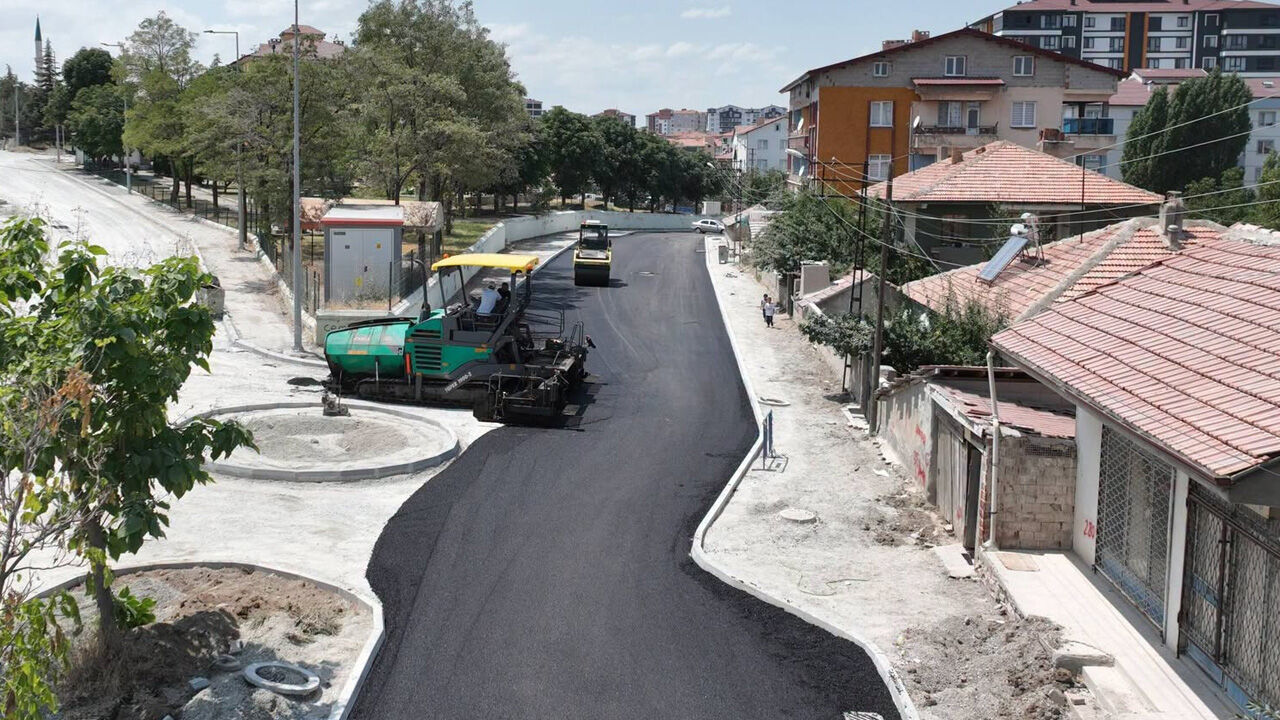 Sorgun'da Karşıyaka Mahallesine Asfalt Çalışmaları Aralıksız Sürüyor (1)