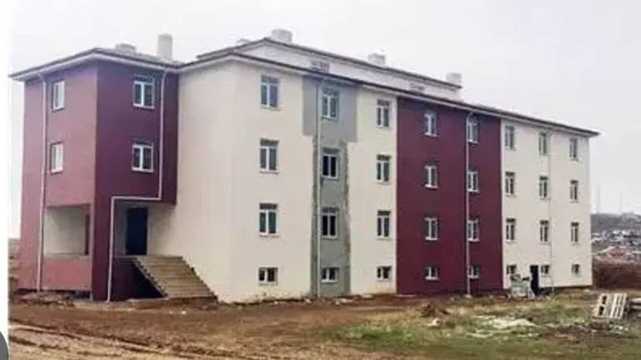 Yeni̇fakili'da Boş Bi̇nalara Tepki̇ Çözüm Bekleni̇yor