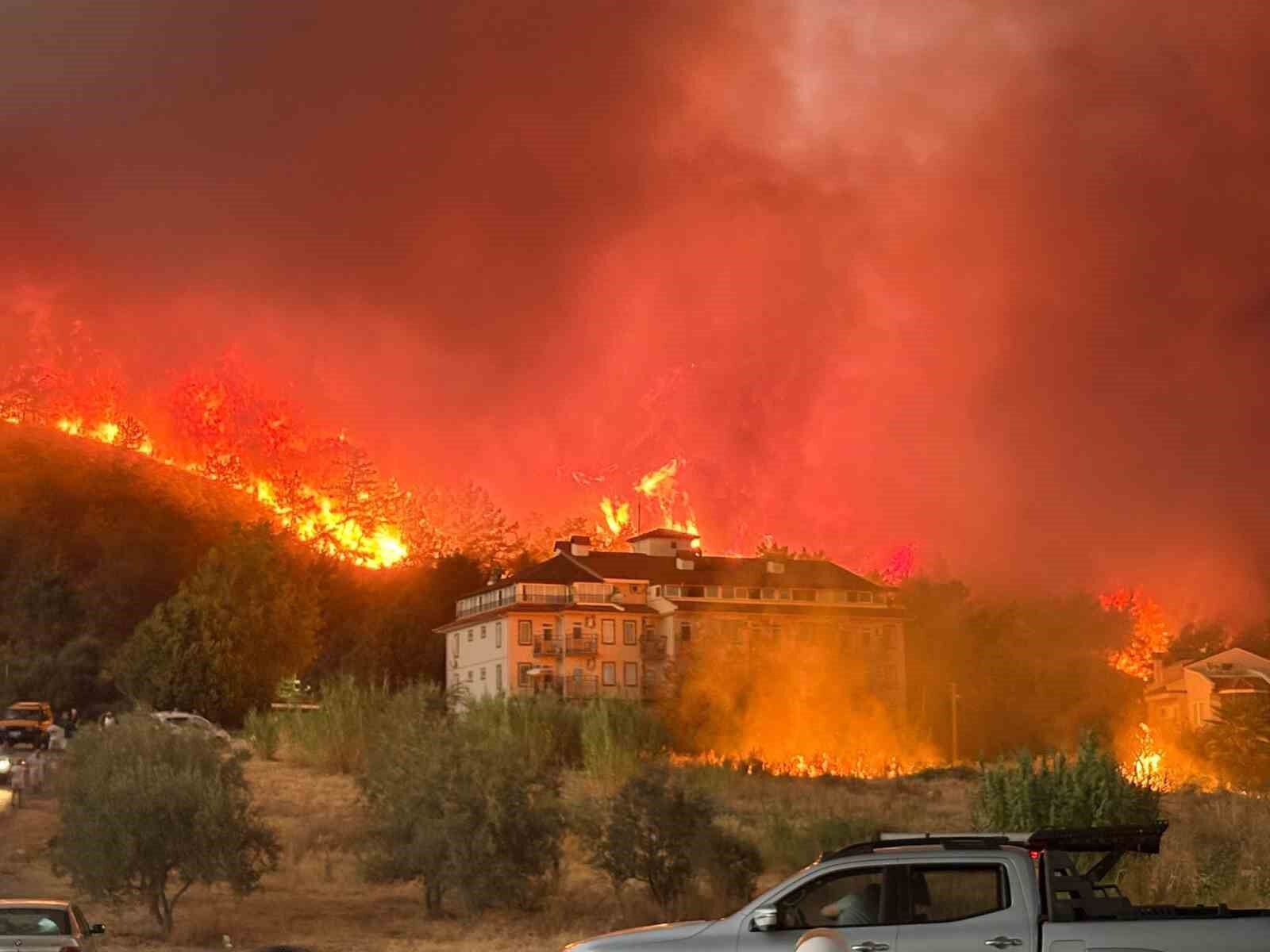 Fethiye'de orman yangını: Alevler evleri tehdit ediyor