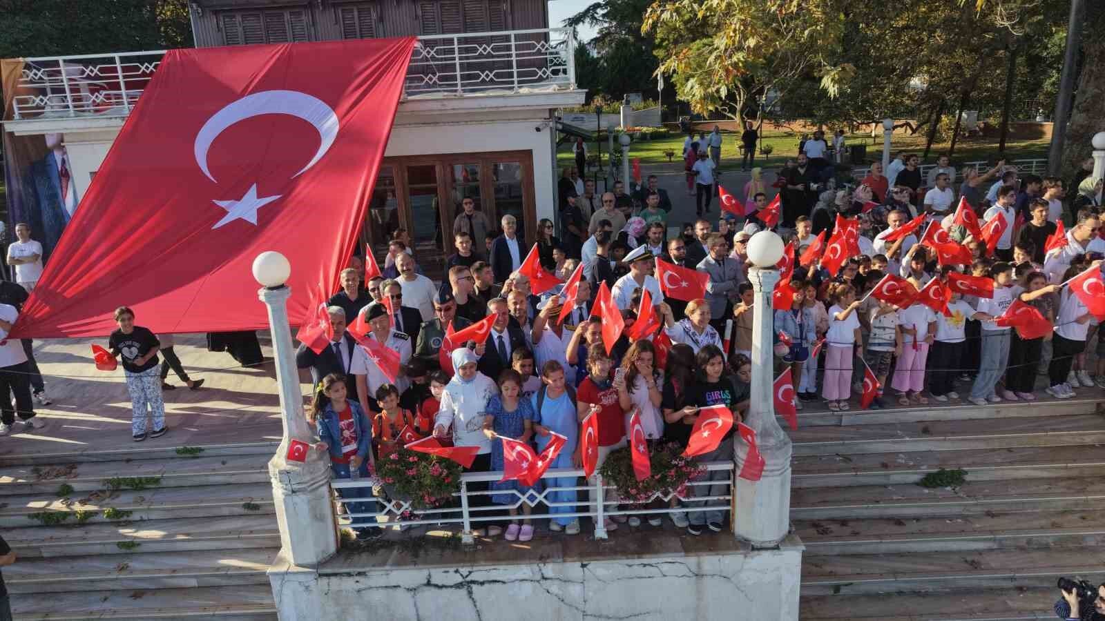 TCG Anadolu ve TCG Heybeliada Yalova'da vatandaşları selamladı