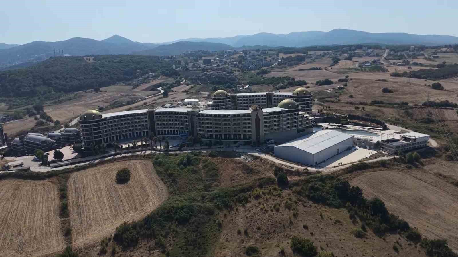 Yalova'da haklarını alamayan çalışanlar otelden ayrılmıyor