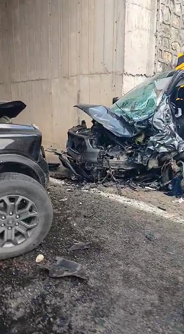 Yalova'da pikap ile hafif ticari araç kafa kafaya çarpıştı: 3 yaralı
