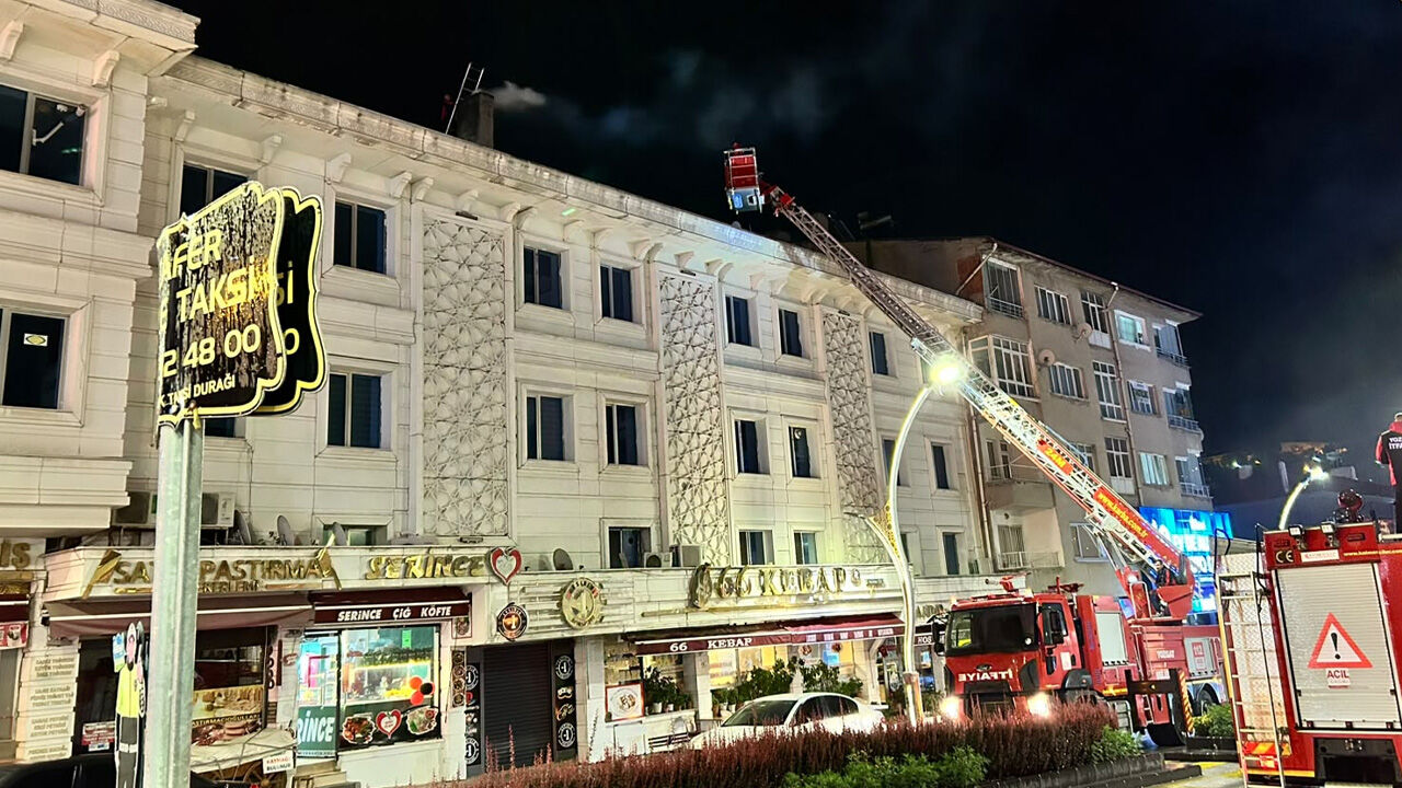 Yozgat'ta Gece Yarısı Alarm Kebap Salonunda Yangın Çıktı (2)