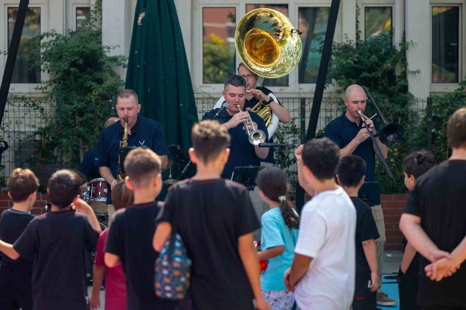 ABD Hava Kuvvetleri Orkestrası Adana'da müzik ziyafeti sundu