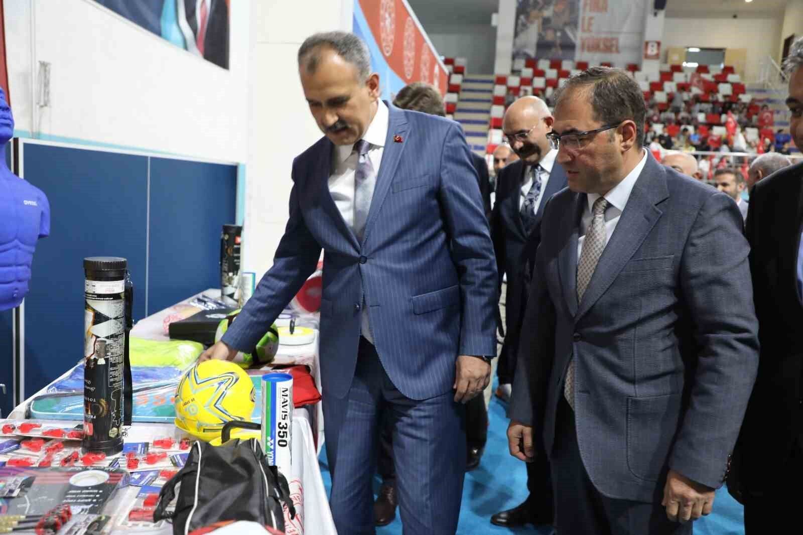 Ağrı'da 171 okula 15 milyon liralık spor malzemesi desteği