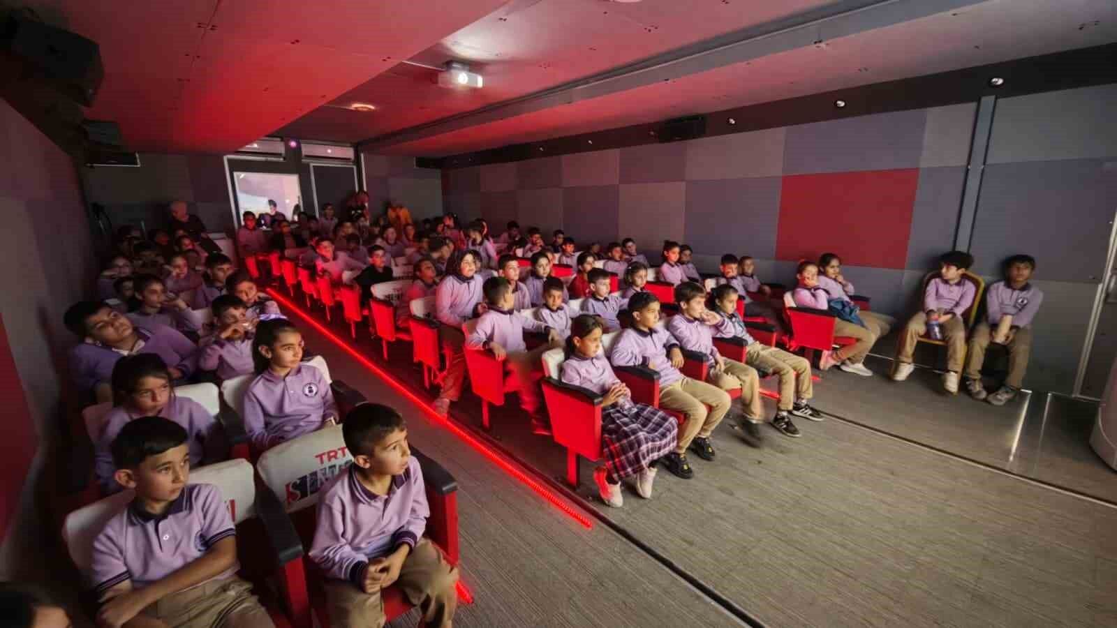 Ahlatlı çocuklar TRT sinema tırıyla sinema heyecanı yaşadı