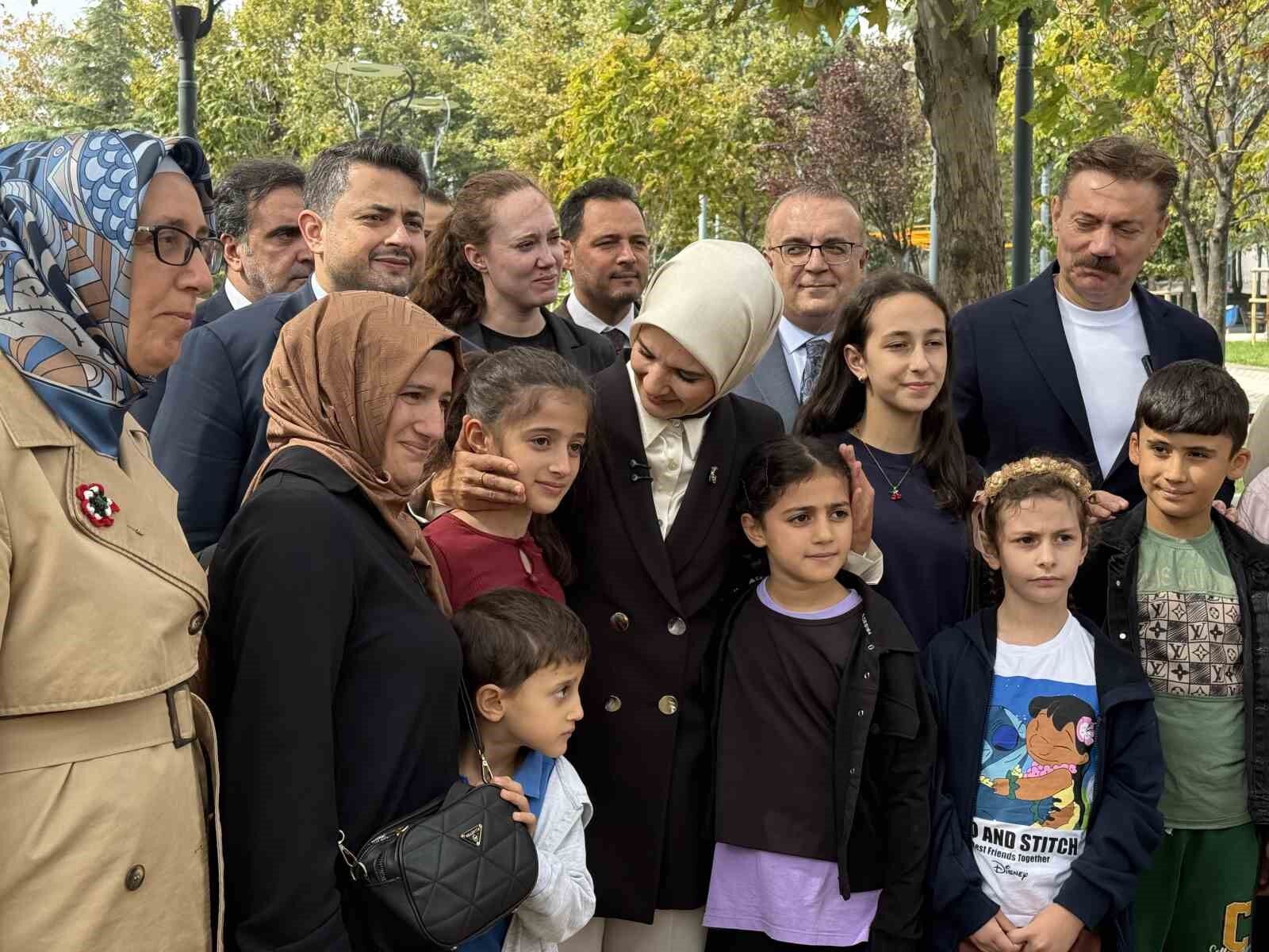 Aile ve Sosyal Hizmetler Bakanı Göktaş, 'Türkiye Yüzyılı Buluşmaları' kapsamında esnaf ve vatandaşlarla bir araya geldi