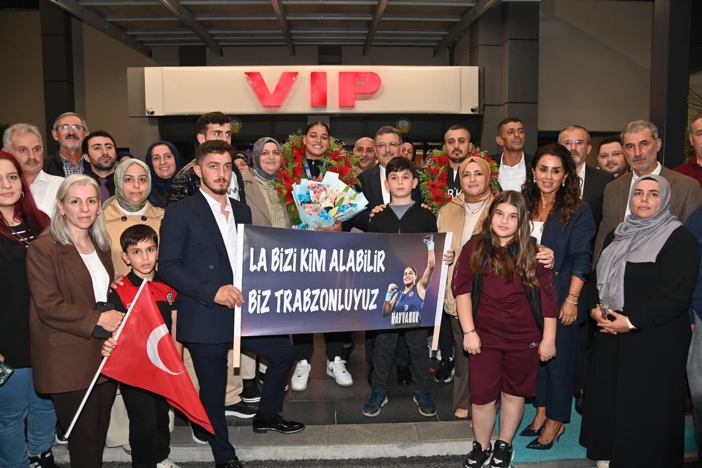Avrupa Şampiyonu boksör Havvanur Kethüda'ya memleketi Trabzon'da coşkulu karşılama