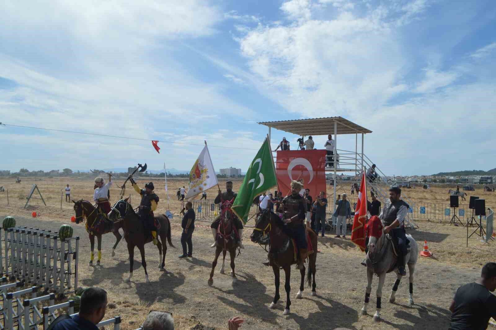 Ayvalık'ta rahvan at yarışlarında 100 at piste çıktı