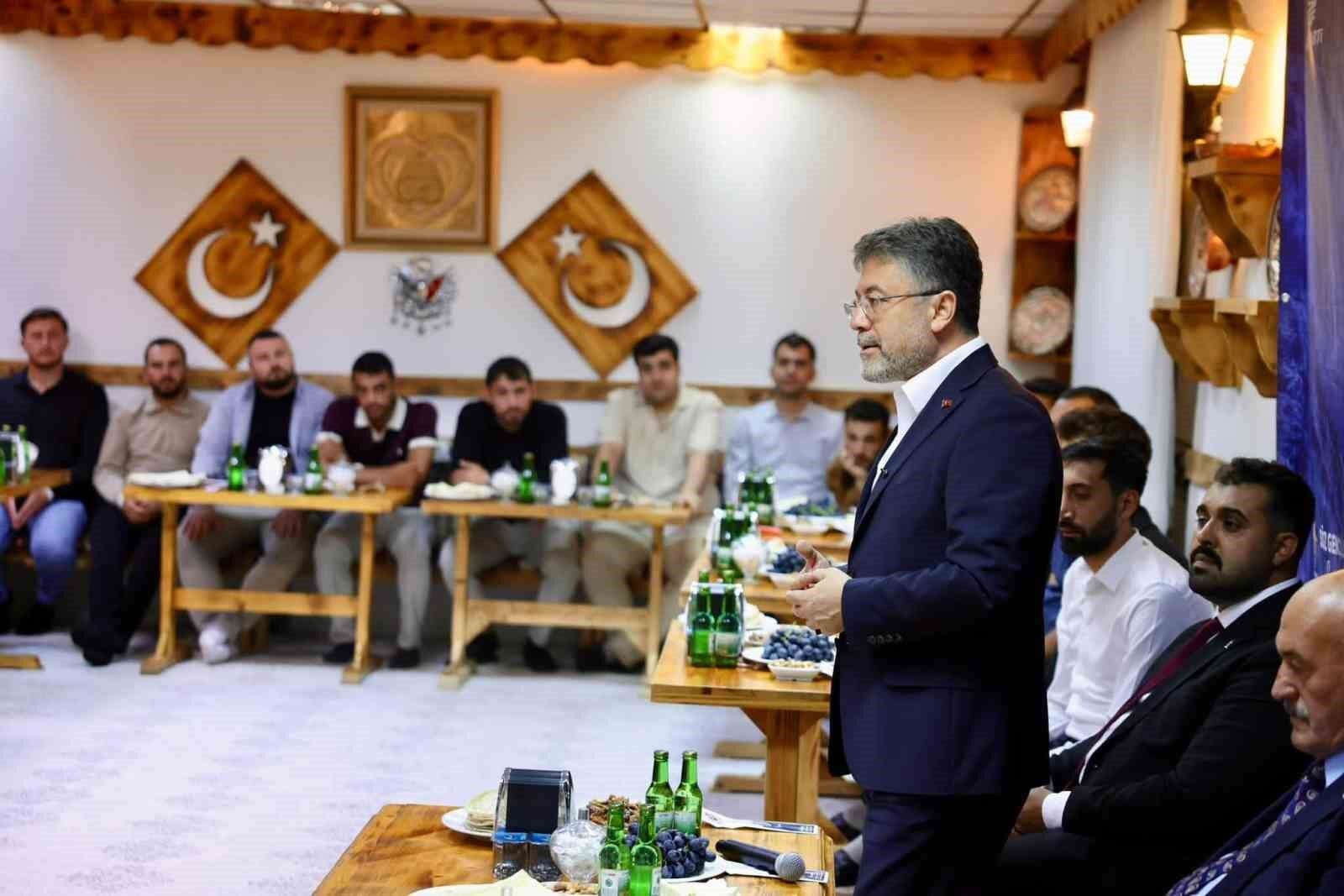 Bakan Yumaklı, Erzincan'da gençlerle buluştu