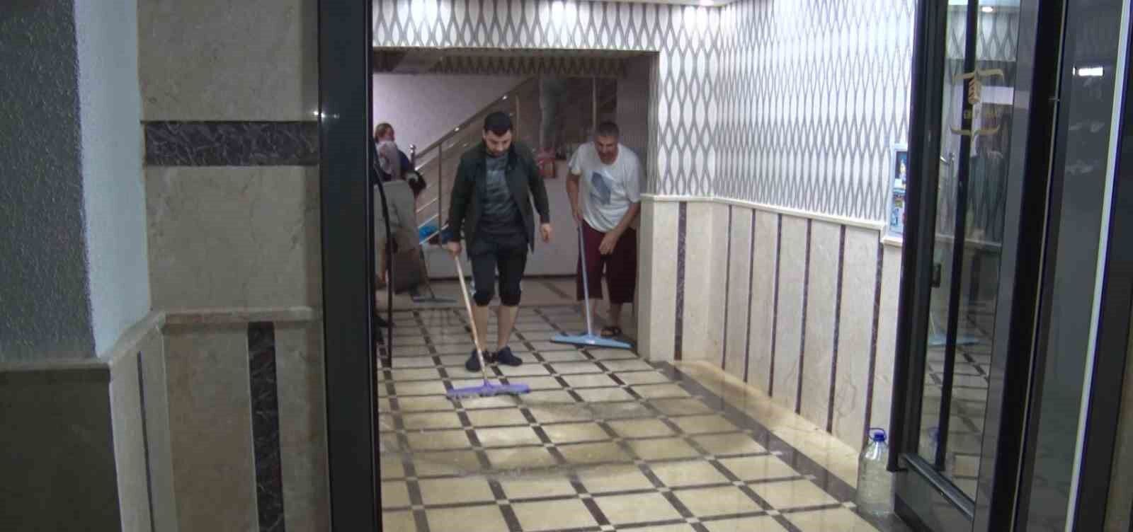 Başkent'te gece saatlerinde sağanak yağış: Kanalizasyon taştı, binaları su bastı