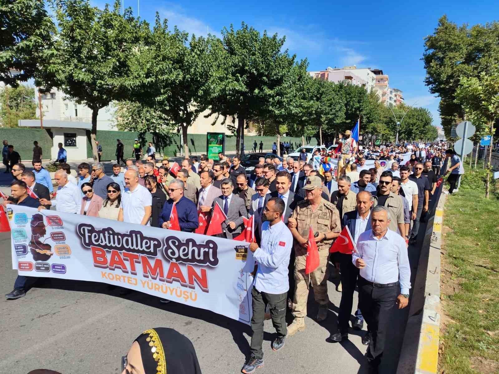 Batman'da festival coşkusu kortej yürüyüşüyle başladı