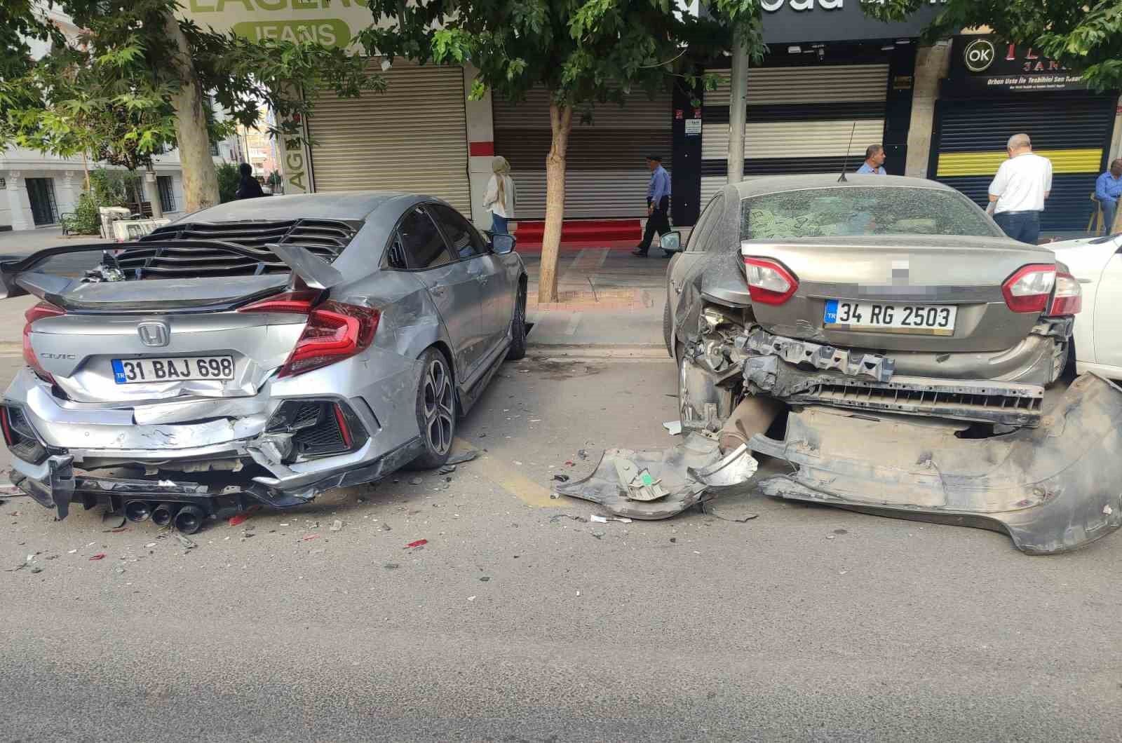 Batman'da otomobil park halindeki 2 araca çarptı: Sürücü kaçtı