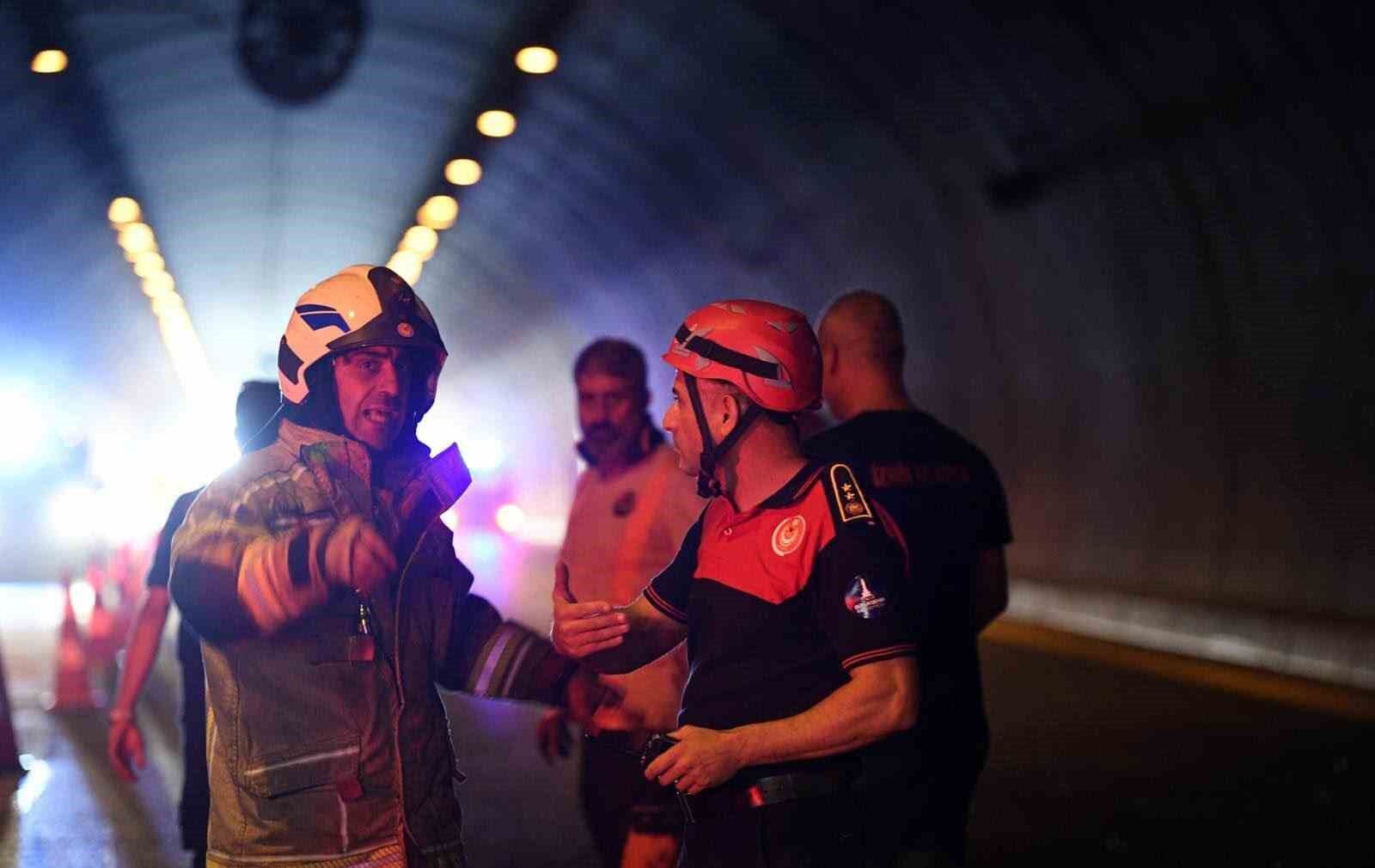 Bayraklı Tünelleri'nde korkutan tır yangını