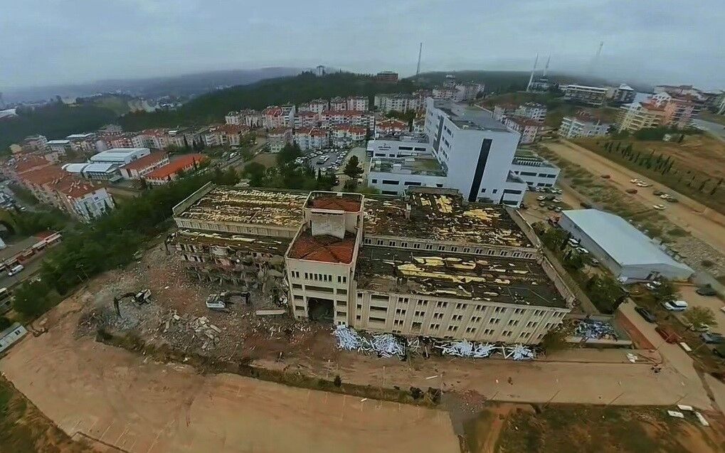 Boyabat'ta eski hastane binasının yıkımına başlandı