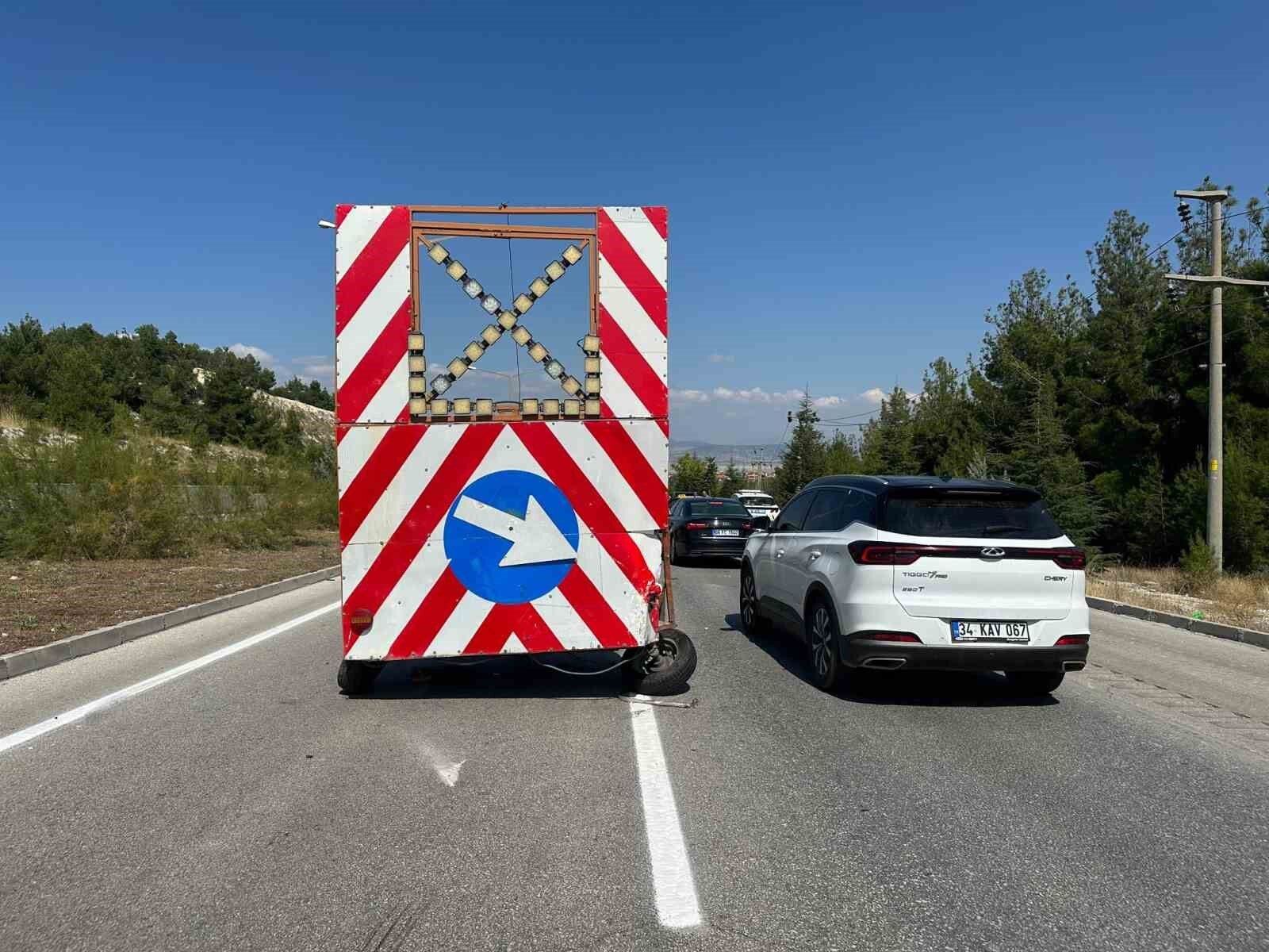 Burdur'da ticari taksi trafik yönlendirme römorkuna çarptı: 1 yaralı