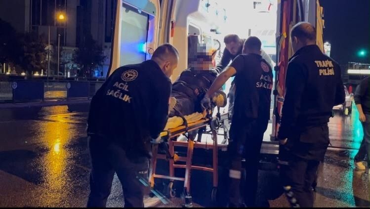 Bursa'da yağışlı havada motosiklet devrildi: Yaralının rahat tavırları dikkat çekti