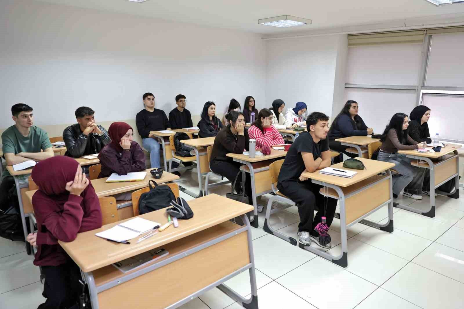 Büyükşehir'in ücretsiz YKS kurslarında eğitimler başladı