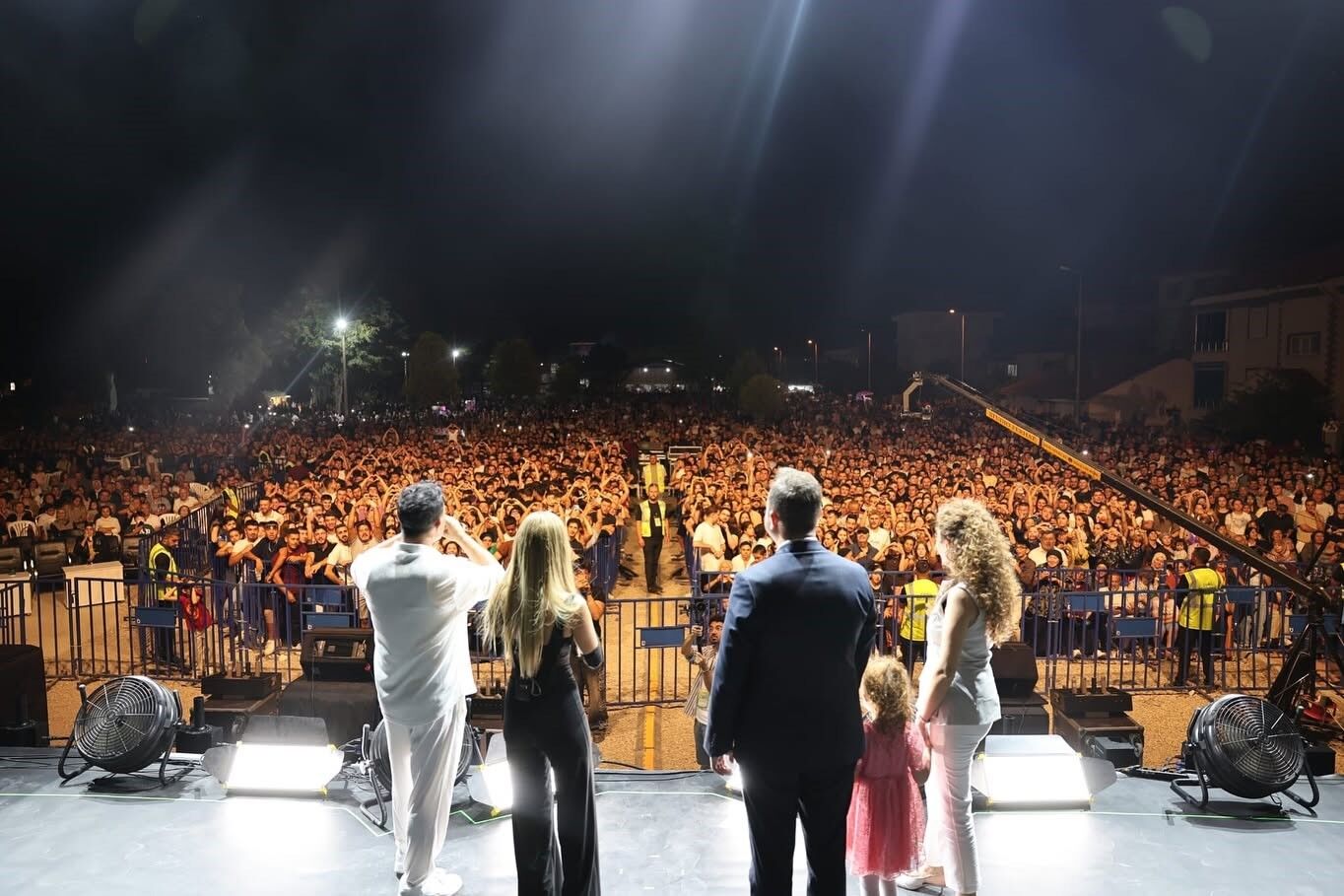 Çivril Elma Festivali'nin muhteşem finalini Derya Uluğ yaptı