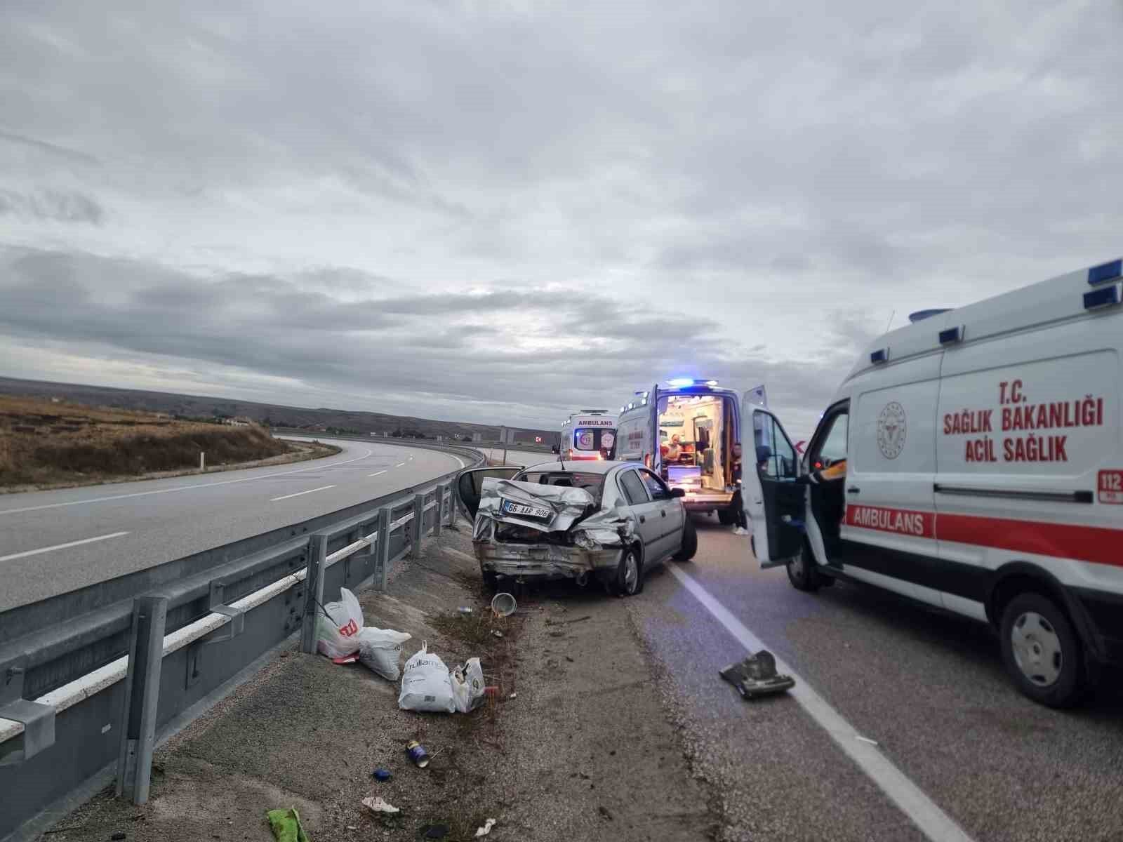 Çorum'da otomobil bariyerlere çarptı: 5 yaralı